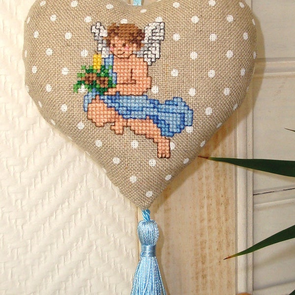 Coeur brodé à suspendre, Ange /décoration mur ou porte / point de croix / coussin de porte / Noël / Angelot / Chérubin / Nativité