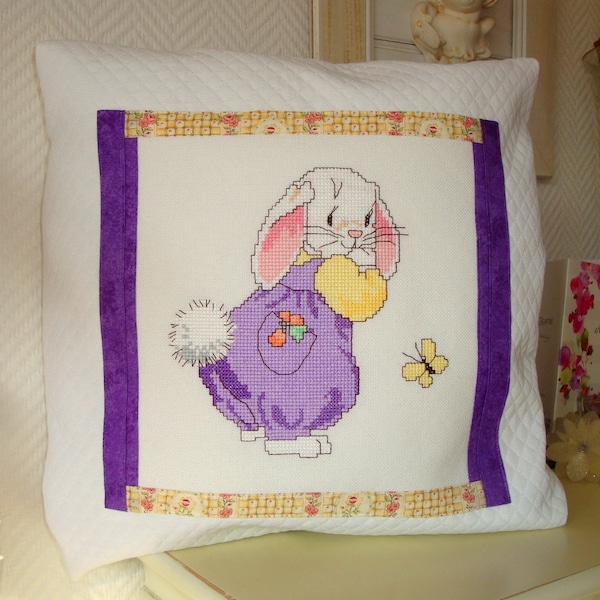 Taie d'oreiller brodée La lapine / coton / 40x40 cm / lapin / cadeau maternité / chambre d'enfant ou de bébé / papillon pastel / patchwork