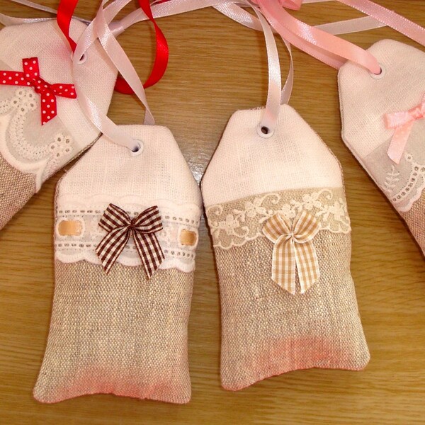 Chic bag label / tag hanging, scented with lavender, "The small red bow on linen" / bag / pcohette / lace / decoration