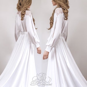 NIEUW, wit satijnen bruidskamerjas met sleep, lange mouw met split sexy trouwjurk