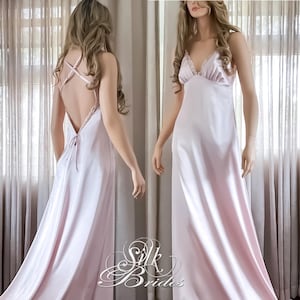 Elegante lichtroze lange satijnen nachtjapon zonder rug, negligé slip, huwelijksreis bruidslingerie, cadeau voor haar vrijgezellenfeest