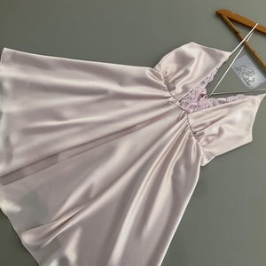 Nachtjapon babydoll met gekruiste bandjes, wit satijnen korte nachtjapon lingerie slip, huwelijksreis bruidslingerie, bruids douchecadeau voor haar
