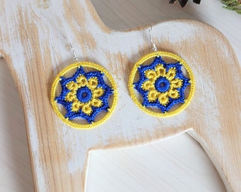 Créoles, boucles d&#39;oreilles aux couleurs ukrainiennes ou suédoises, bijoux au crochet, boucles d&#39;oreilles tendance, cadeau personnalisé, fleurs au crochet, jaune - bleu