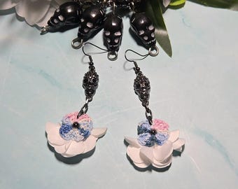 Pendientes de calavera de hematita estilo gótico pastel, colgantes de flores románticas oscuras en color gris plomo, joyería con un toque grunge suave.