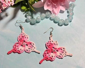 夏らしい鮮やかな三角形のイヤリング、ボヘミアン風のフューシャピンクのステートメントダングル、グラデーションピンクの幾何学模様のジュエリー