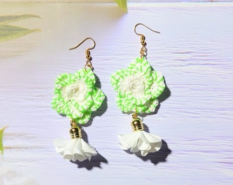 Boucles d'oreilles florales délicates pour le mariage d'une soeur, Beaux bijoux pour fille bohème, Parure botanique d'un amoureux de la nature, Charme esprit libre