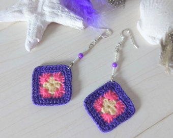 Délicates boucles d&#39;oreilles violettes au crochet, bijoux aux couleurs du printemps pour femme, motifs carrés micro grand-mère, cadeau de son premier anniversaire, pendentif géométrique