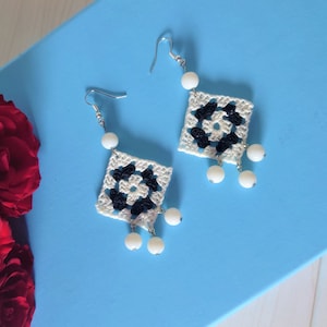 Oma vierkante oorbellen voor vrouw, geometrische zwart-witte sieraden, grappig gehaakt bungelmeisje, origineel verjaardagscadeau, casual moderne outfit