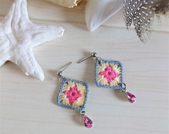 Boucles d&#39;oreilles carrées romantiques miniatures, cadeau d&#39;anniversaire idéal, cadeau magnifique pour maman, pour les amateurs de crochet, bijoux roses délicats pour soeur