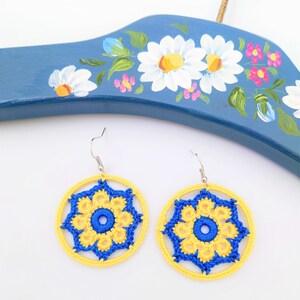 Creolen, Ohrringe in ukrainischen oder schwedischen Farben, Häkelschmuck, Statement-Ohrringe, personalisiertes Geschenk, Häkelblumen, Gelb Blau Bild 4