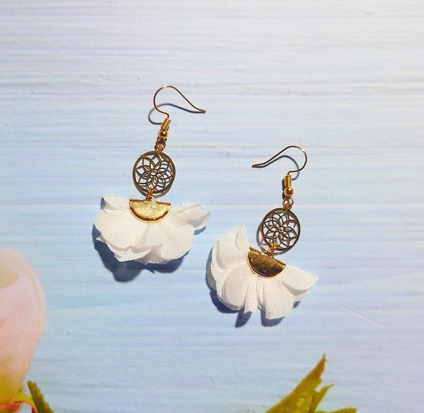 Boucles d'oreilles de mariage blanches délicates, bijoux en filigrane d'or pour femme, cadeau incroyable pour fiancée, cadeau d'anniversaire pour sœur, surprice romantique