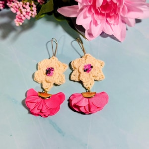 Boucles d'oreilles crémeuses fleurs perlées avec glands en tissu, pendentifs floraux fantaisistes pour tenue de garden-party, bijoux roses doux féminins