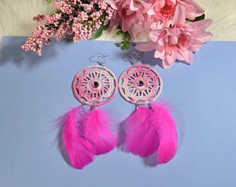Gioielli acchiappasogni fucsia per vestito estivo, Orecchini piume magenta fluo, Grandi pendenti mandala sfumati vivaci