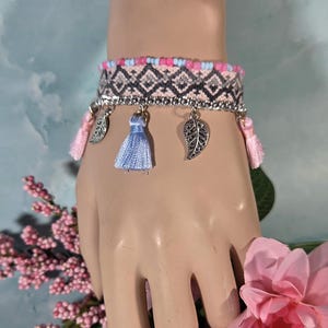 Pastellrosa blått knutet armband, Boho vävt sommararmband, Färgglada pärlsmycken för strandsemester