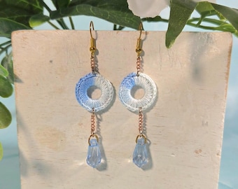 Lichtblauwe traanoorbellen, elegante hemelkleurige sieraden, romantische kristallen hanger hangertjes, delicate versiering bruidsoutfit