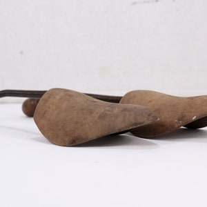 Vintage schoenvormen van metaal en hout met veer: gereedschap schoenmakers