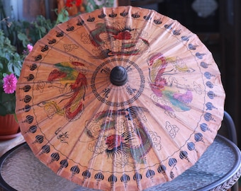 Sombrilla vintage de papel de arroz: diseño de grulla y bonsái pintado a mano.