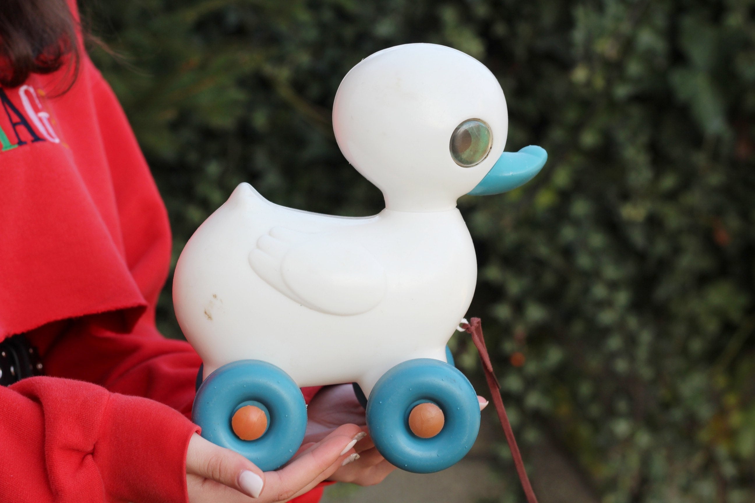 ヴィンテージの機械式動くプラスチック製アヒル（車輪付き）、引っ張る