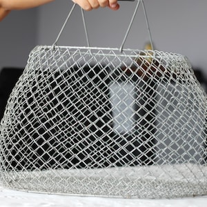 Cesta de pescado de alambre francesa vintage con tapa - Decoración de pesca de los años 70