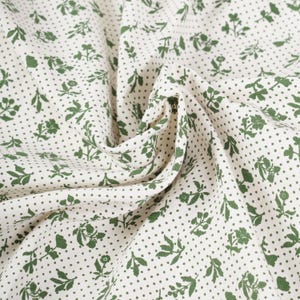 Groene bedrukte stof, klein bloemenblokpatroon, 100% katoenen eend, per meter