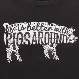 Puede incluir: Sudadera negra con una silueta de cerdo blanca y el texto "life is better with pigs around".