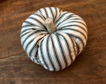 Handgemaakte pompoen van medium stof, herfstdecor, boerderijstijl