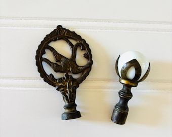 Halverwege de eeuw messing lampeindstukken, zwaluwvogel, witte porseleinen bal in messing