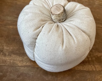 Grote handgemaakte stoffen pompoen, herfstdecoratie boerderij