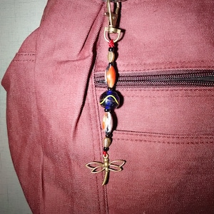 Trollslända, handväsksmycke, accessoar, dragkedja, fantastisk present, orange, blå, härlig, hummerklo, handväsksberlock, lampflik, väggdekor, unik