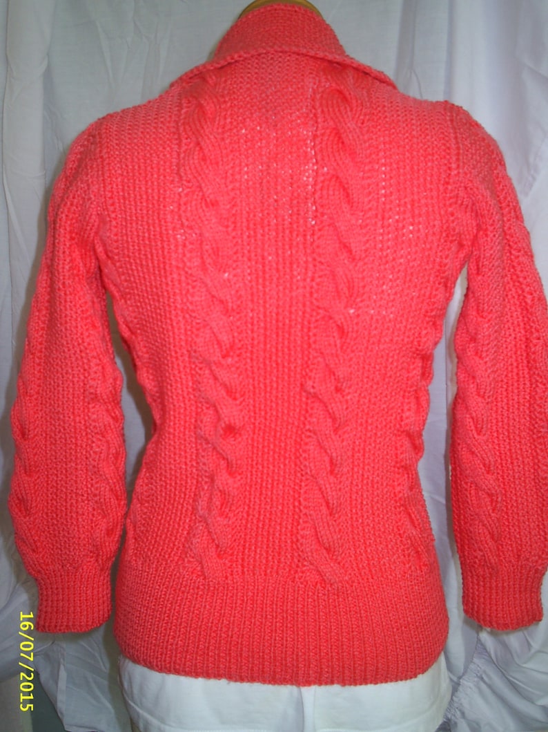 Ladies 1950/'s design hand knitted tailored Peachy Pink cardigan with cable panels and shawl collar