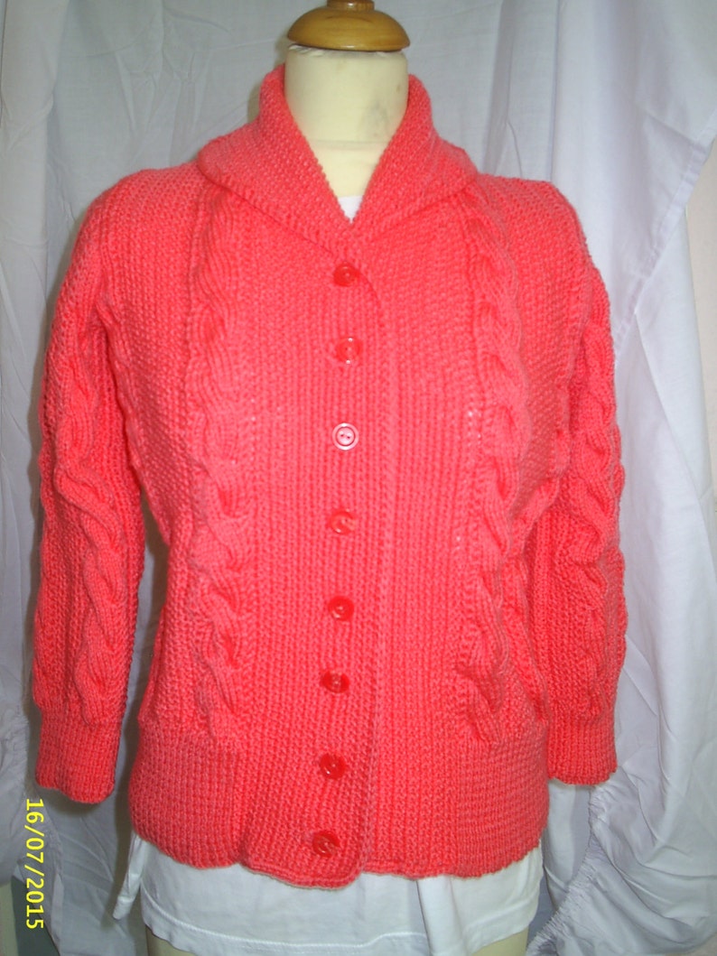 Ladies 1950/'s design hand knitted tailored Peachy Pink cardigan with cable panels and shawl collar