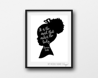 Può includere: Silhouette in bianco e nero di una ragazza con una citazione di Sonya Truth: "È la mente che fa il corpo." Il testo "MY MIDDLE NAME IS hope!" è in fondo all'immagine.