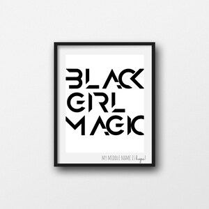 Pode incluir: Impress&atilde;o de arte imprim&iacute;vel em preto e branco com o texto "BLACK GIRL MAGIC" em negrito, fonte geom&eacute;trica. O texto "MY MIDDLE NAME IS hope!" est&aacute; escrito em uma fonte menor abaixo do texto principal.