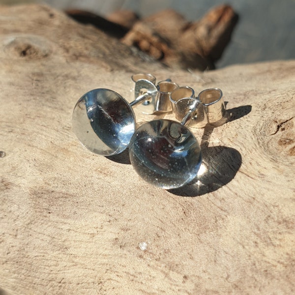 Superbes boucles d'oreilles en verre fusionné en argent foncé miroir. Superbes boucles d'oreilles artisanales en verre et argent sterling.