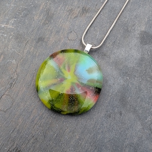 Ein einzigartiges Glas Collier. Schöne runde Glasperle in grün, braun und blau. Atemberaubender speziell geformter Glasschmuck.