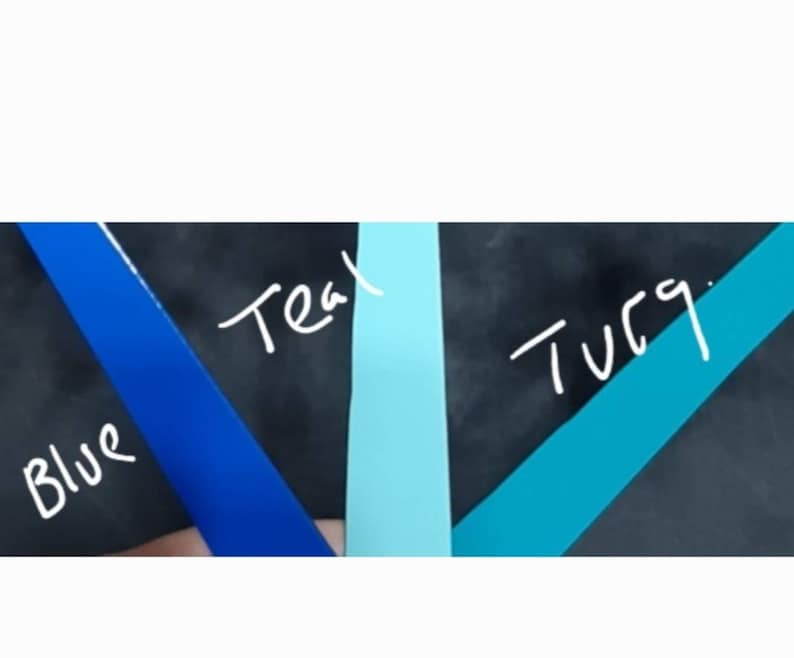 K&ouml;nnte beinhalten: Nahaufnahme von vier Stoffproben in verschiedenen Blaut&ouml;nen. Die Proben sind mit "Blue", "Teal" und "Turq" beschriftet.