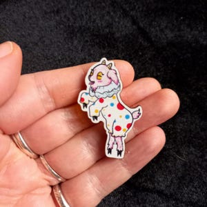 Broche de madera de cabra payaso de 40 mm, insignia ecológica // Clowncore Gay