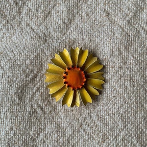 Broche en métal à fleurs jaunes vintage des années 60/70 image 3