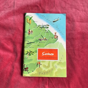 Könnte beinhalten: Ein Vintage-Reiseführer mit dem Titel "Surinam Around the World Program" der American Geographical Society. Das Cover zeigt eine Karte von Suriname mit Illustrationen der lokalen Flora, Fauna und Sehenswürdigkeiten. Der Hintergrund ist tiefrot.