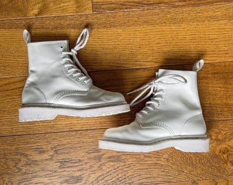 Dr. Martens Boots Air Wair Zavala White Leather Bouncing Soles Size USM 8 USL 9 Dr. Martens Zavala Boots Mens 8 Womens 9 White Leather  main image 2