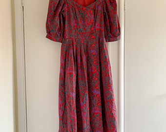 Robe vintage en coton Dirndl rouge à motifs fabriquée en Autriche