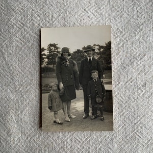 Carte Postale Photographie de famille, mère, père, enfants, vintage, années 1920