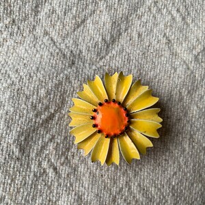 Broche en métal à fleurs jaunes vintage des années 60/70 image 2