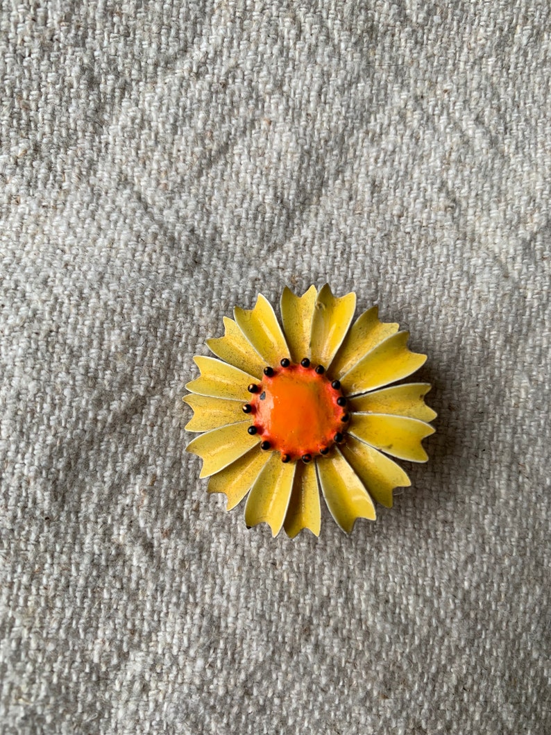 Broche en métal à fleurs jaunes vintage des années 60/70 image 2