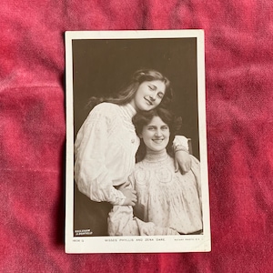 Carte postale vintage photographie édouardienne Misses Phyllis et Zena Dare Sisters