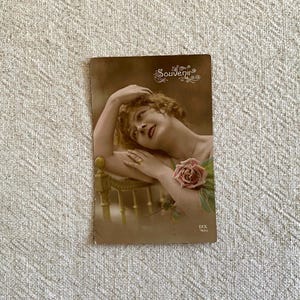 Postal Fotografía en color de mujer vintage de los años 30