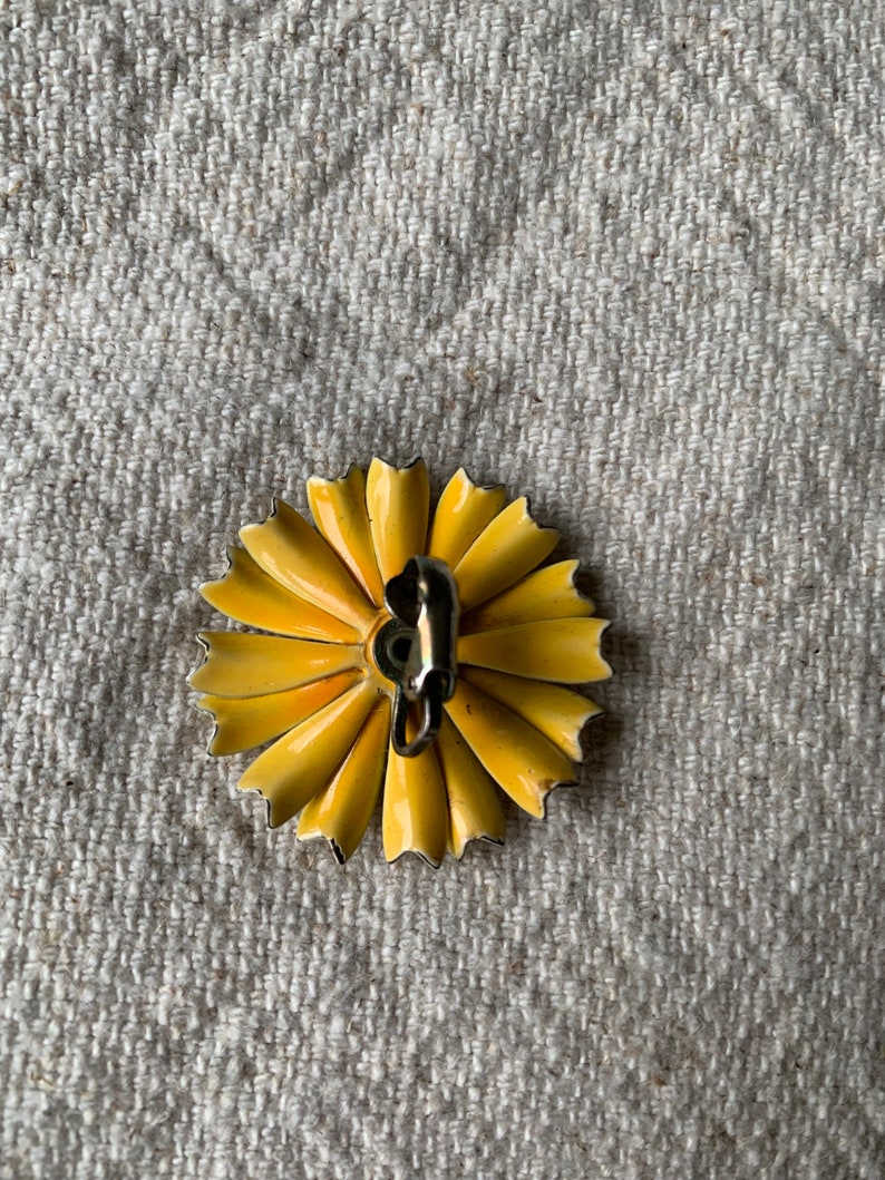 Broche en métal à fleurs jaunes vintage des années 60/70 image 5