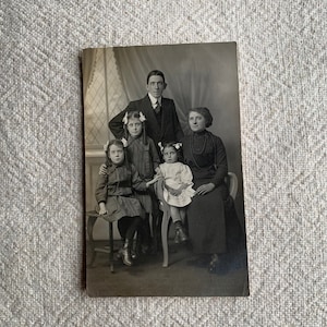 Carte postale vintage photographie de famille édouardienne mère père filles