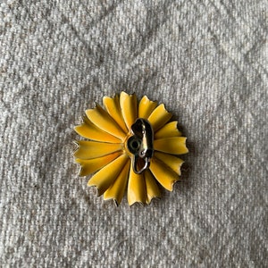 Broche en métal à fleurs jaunes vintage des années 60/70 image 4