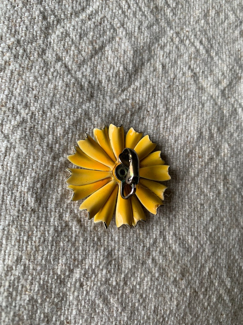 Broche en métal à fleurs jaunes vintage des années 60/70 image 4